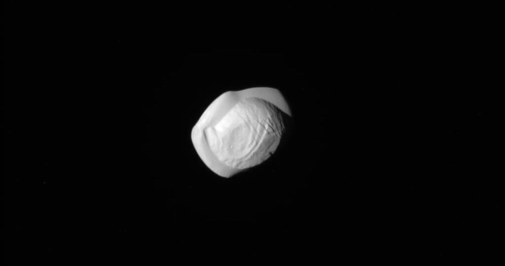 Saturn's moon looks like Ukrainian delicious Varenyk